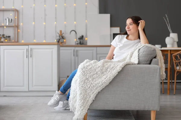 Young Woman Sitting Grey Sofa Kitchen — Stock Photo, Image