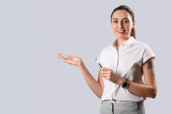 Female Business Consultant Marker Showing Something Grey Background — Stock Photo, Image
