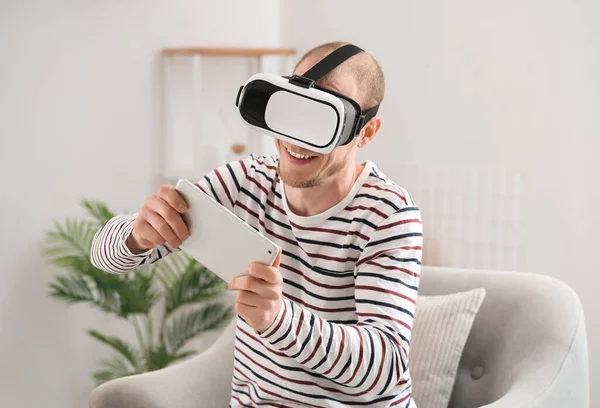 Junger Mann Mit Brille Und Tablet Computer Hause — Stockfoto