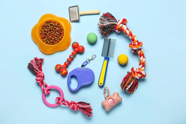 Zusammensetzung Mit Pflegezubehör Spielzeug Und Trockenfutter Auf Farbigem Hintergrund — Stockfoto