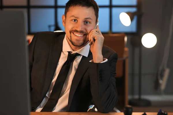 Homem Contador Falando Por Telefone Celular Escritório Noite — Fotografia de Stock
