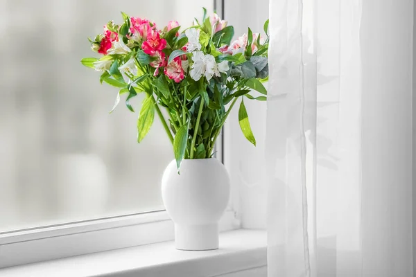 窓辺に美しいアルストロメリアの花の花瓶 — ストック写真
