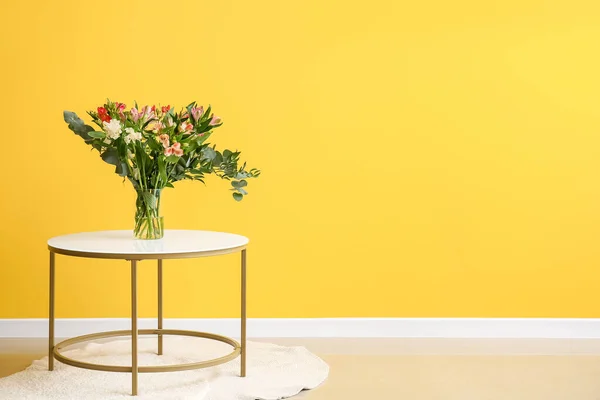 Váza Gyönyörű Alstroemeria Virágok Asztalon Közel Sárga Fal — Stock Fotó