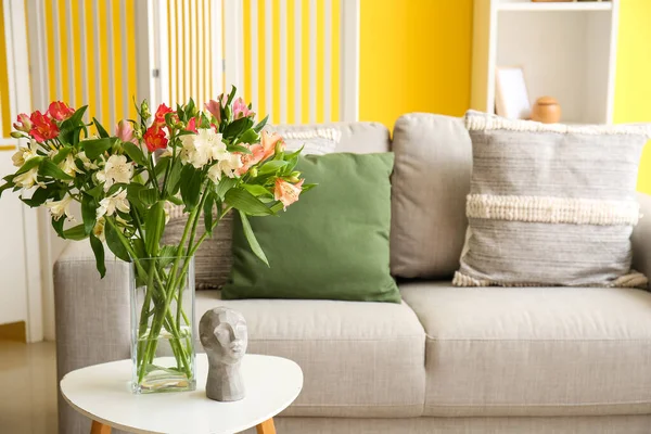 Masada Rahat Kanepe Alstromerya Çiçekleri Olan Oturma Odasının Içinde — Stok fotoğraf