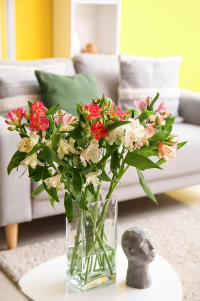 Interiér Obývacího Pokoje Alstroemeria Květiny Stole — Stock fotografie