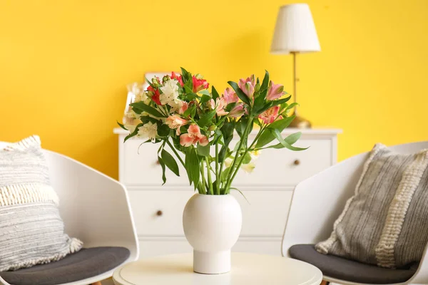Interior Living Room Armchairs Alstroemeria Flowers Table — Stock Photo, Image