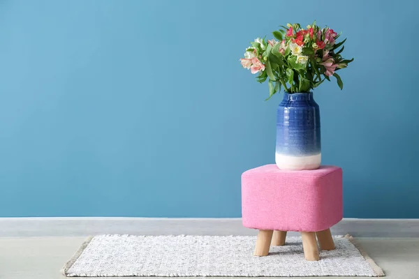 Vaso Com Belas Flores Alstroemeria Pufe Perto Parede Azul — Fotografia de Stock