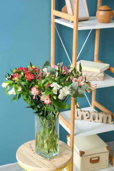 Florero Con Hermosas Flores Alstroemeria Taburete Estantería Cerca Pared Azul —  Fotos de Stock