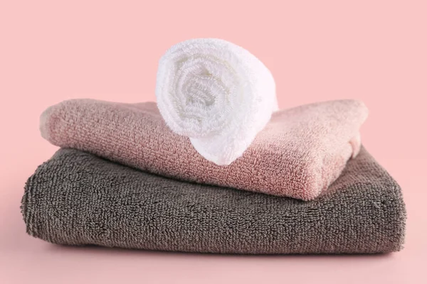 Limpiar Toallas Suaves Sobre Fondo Rosa — Foto de Stock