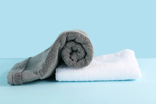 Czyste Miękkie Ręczniki Niebieskim Tle — Zdjęcie stockowe