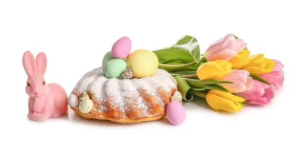 Leckerer Osterkuchen Tulpenblumen Spielzeughase Und Bemalte Eier Auf Weißem Hintergrund — Stockfoto