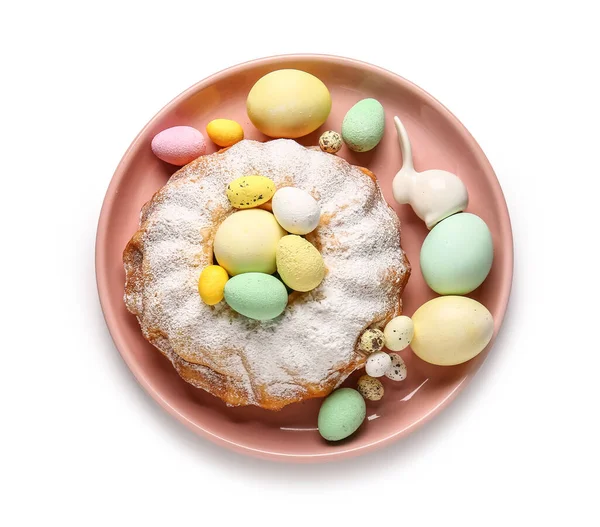 Teller Mit Süßem Osterkuchen Und Bemalten Eiern Auf Weißem Hintergrund — Stockfoto