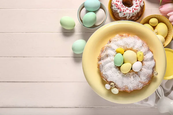 Kompozycja Smacznymi Ciastami Wielkanocnymi Malowanymi Jajkami Jasnym Drewnianym Tle — Zdjęcie stockowe