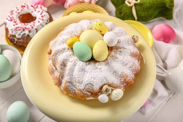 Dessertstand Mit Leckerem Ostergebäck Und Bemalten Eiern Auf Hellem Holztisch — Stockfoto