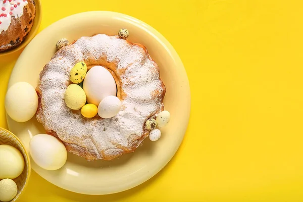 Plate Sweet Easter Cake Painted Eggs Yellow Background — Stock Photo, Image
