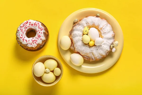 Leckere Osterkuchen Und Bemalte Eier Auf Gelbem Hintergrund — Stockfoto