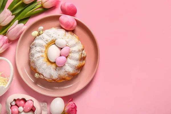 Teller Mit Leckerem Osterkuchen Eiern Und Tulpenblüten Auf Rosa Hintergrund — Stockfoto