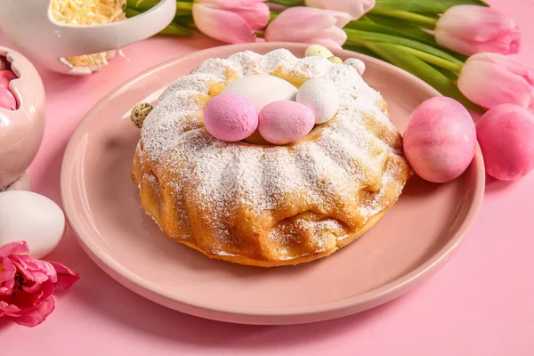 Πιάτο Νόστιμο Κέικ Πάσχα Και Βαμμένα Αυγά Ροζ Φόντο Closeup — Φωτογραφία Αρχείου