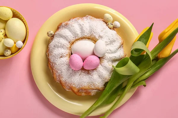 Teller Mit Leckerem Ostergebäck Tulpenblüten Und Eiern Auf Rosa Hintergrund — Stockfoto