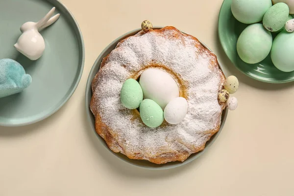 Teller Mit Leckerem Osterkuchen Bemalten Eiern Und Hasen Auf Farbigem — Stockfoto
