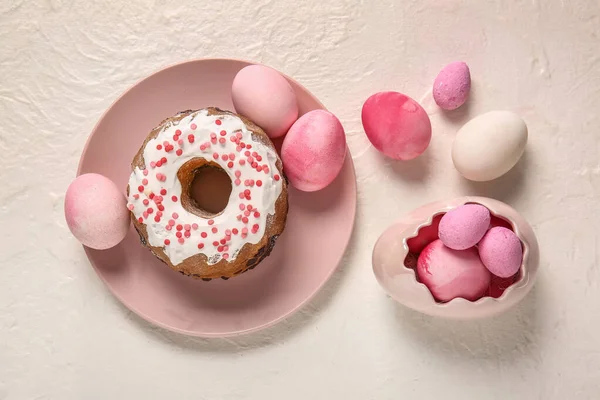 Teller Mit Leckerem Osterkuchen Und Bemalten Eiern Auf Hellem Hintergrund — Stockfoto