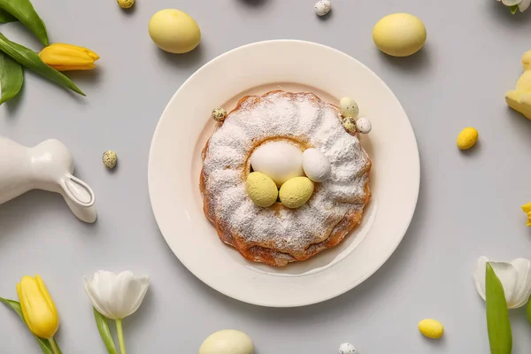 Komposition Mit Leckerem Osterkuchen Bemalten Eiern Und Blumen Auf Hellem — Stockfoto