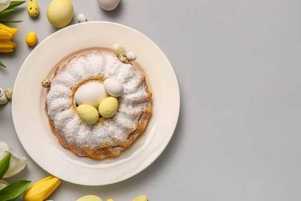 Σύνθεση Νόστιμο Πασχαλινό Κέικ Βαμμένα Αυγά Και Λουλούδια Ελαφρύ Φόντο — Φωτογραφία Αρχείου