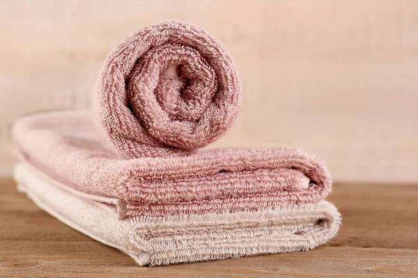 Schone Katoenen Handdoeken Houten Tafel — Stockfoto