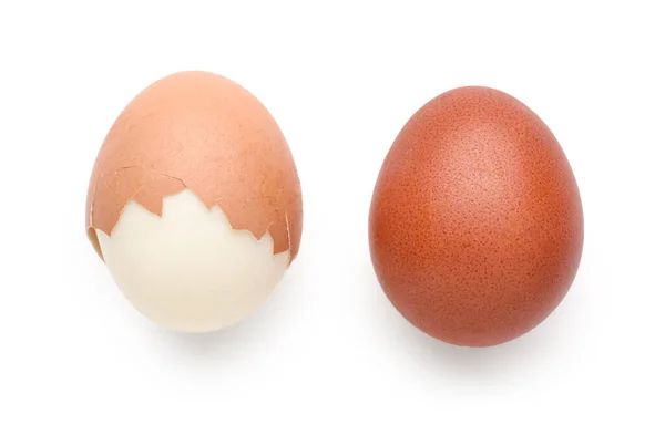 Huevos Cocidos Pelados Sin Pelar Aislados Sobre Fondo Blanco —  Fotos de Stock
