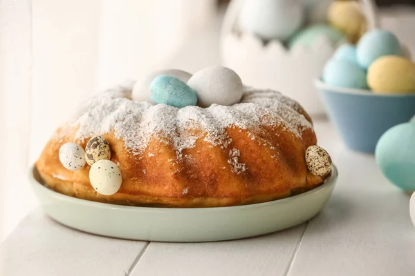 Тарелка Вкусным Пасхальным Тортом Покрашенными Яйцами Белом Деревянном Столе — стоковое фото