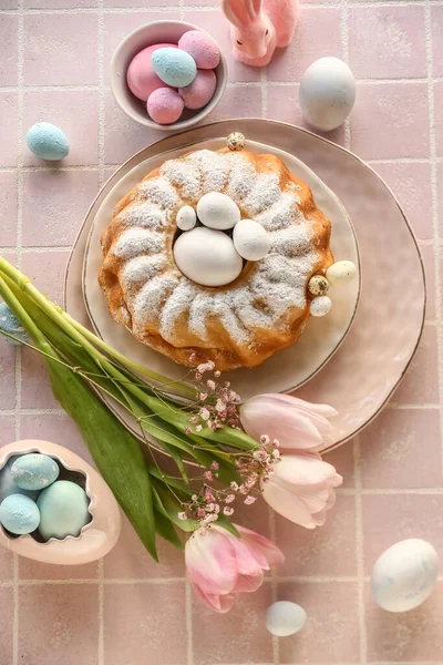 Teller Mit Leckerem Osterkuchen Bemalten Eiern Und Schönen Blumen Auf — Stockfoto