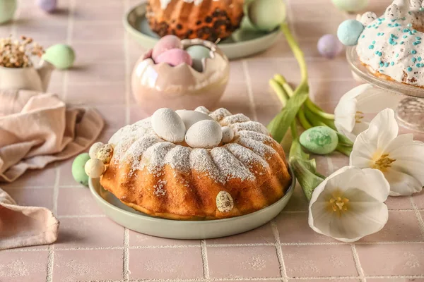 맛있는 부활절 케이크를 계란에 그림을 그리고 분홍색 테이블 아름다운 놓는다 — 스톡 사진