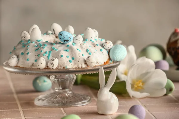 Dessertstandaard Met Lekkere Paastaart Beschilderde Eieren Mooie Tulpenbloemen Roze Tegeltafel — Stockfoto