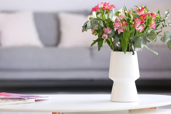 Vaso Com Belas Flores Alstroemeria Mesa Quarto — Fotografia de Stock