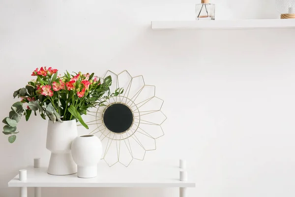 Vase Avec Bouquet Fleurs Sur Support Près Mur Léger — Photo