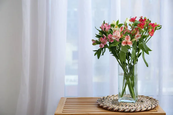 Skleněná Váza Krásnými Květy Alstroemeria Dřevěném Stole Okna — Stock fotografie