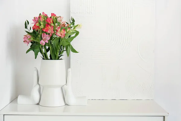 Βάζο Μπουκέτο Από Όμορφα Λουλούδια Alstroemeria Και Εικόνα Στο Τραπέζι — Φωτογραφία Αρχείου