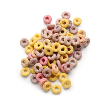 Beyaz arkaplanda izole edilmiş renkli mısır gevreği halkaları yığını