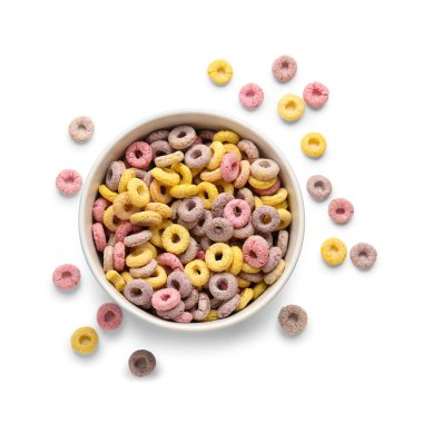 Beyaz arkaplanda izole edilmiş renkli mısır gevreği halkaları kasesi