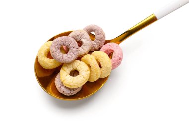 Beyaz arkaplanda izole edilmiş renkli mısır gevreği halkaları kaşığı