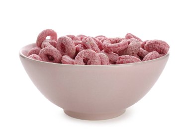 Beyaz arka planda izole edilmiş bir kase pembe mısır gevreği halkası.