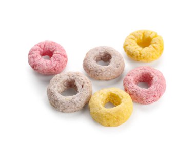 Beyaz arkaplanda izole edilmiş renkli tahıl halkaları