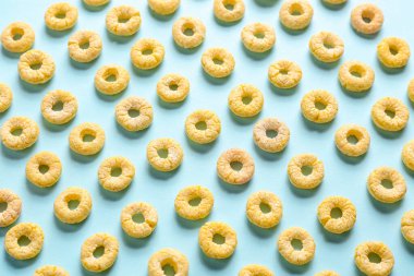 Mavi arkaplanda bir sürü sarı tahıl halkası