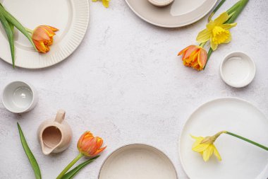 Temiz tabaklardan yapılmış çerçeve ve beyaz grunge arka planda güzel çiçekler