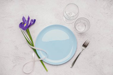 Gri grunge arka planda güzel süsen çiçekli masa ayarı