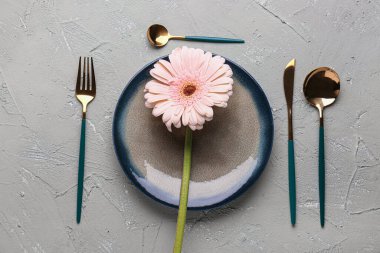 Gri grunge arka planda güzel gerbera çiçekli masa ayarı