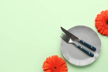 Yeşil arka planda güzel Gerbera çiçekleri olan masa ayarı