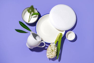 Temiz tabaklar ve leylak arka planda güzel sümbül çiçekleri.