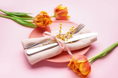 Pembe arka planda güzel lale çiçekleri olan masa ayarı