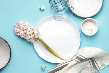 Temiz tabaklar ve mavi arka planda güzel sümbül çiçekleri olan kompozisyon